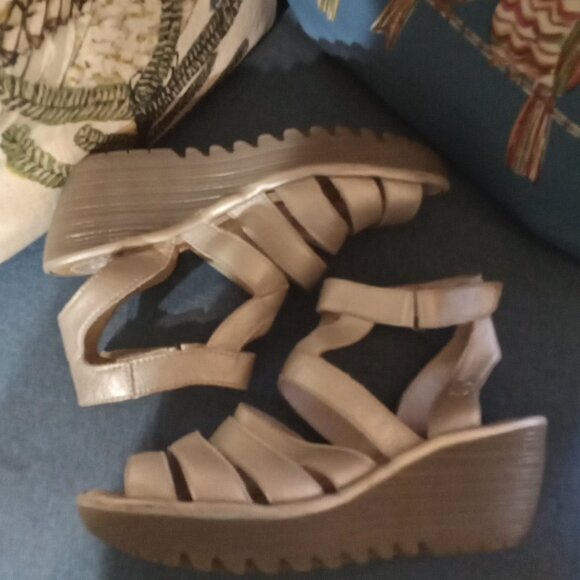 Fly London Sz 39 Eur/US 8 light gray slightly metallic strappy wedge sandals - Picture 3 of 5